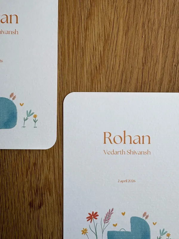 Twee Kleine Bloei kaarten op een houten tafel